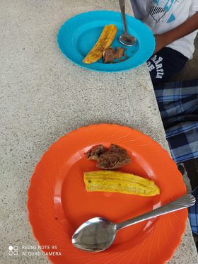 Este es el almuerzo que consumieron ayer los estudiantes de primaria en la Institución Educativa San Martín de Porres, en Turbo, Antioquia.
