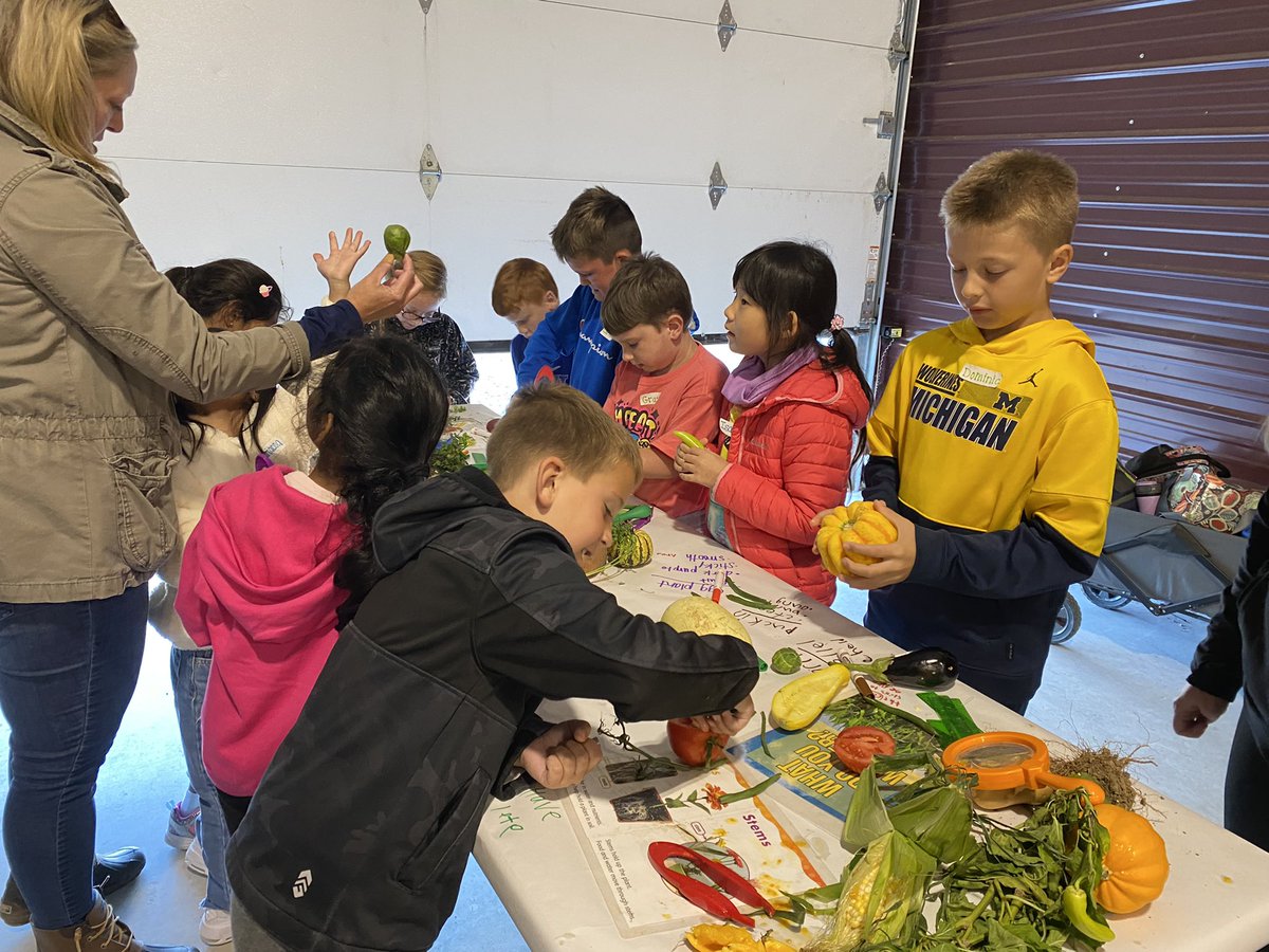 Exploring, observing, and note taking. We are scientists. Thanks <a href="/Daniel1Teach/">Brooke Daniel</a> for having us today! <a href="/SoutheasternEl1/">Southeastern Elementary</a> #FishersAgriPark