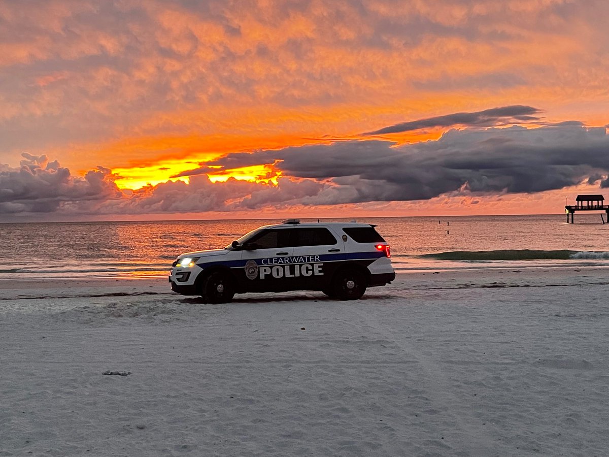 Mother Nature put on a delightful show on #ClearwaterBeach this evening ahead of the arrival of #HurricaneIan.