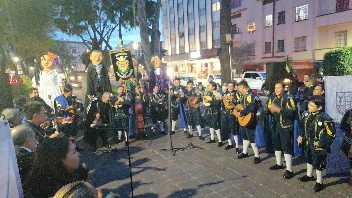 La Estudiantina de la Universidad de Guanajuato en la #CDMX #AlcadiaCuauhtemoc #Roma #PaseoAlvaroObregon