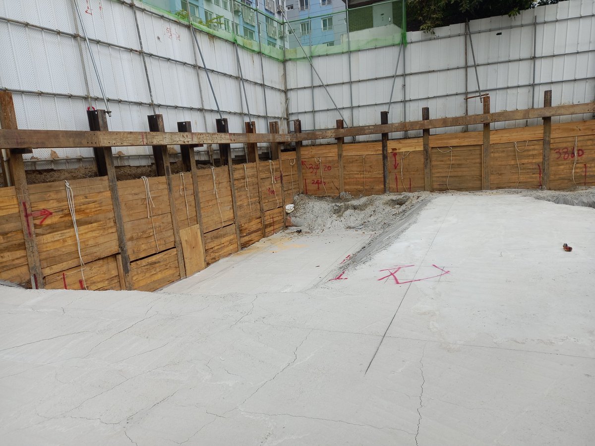 [역곡밝은도서관 건립공사]
역곡밝은도서관 기초 타설 및 양생중인 모습입니다😮
토지를 굴착하고 흙이 넘어오지 않도록 목재 토류판이 설치되었네요~!😀😁