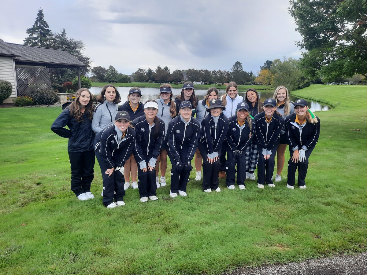 Girls Varsity falls on Sr.Night honoring Aggie Rupp and Martha Weight. Avon 180 Medina 186. Lydia Dorman 44, Camille Christeon 44, Martha Weight 47, Anna Macino 51, Stella Burns 51, Carleigh Johns 51, Aggie Rupp 54.
Thank you JV for coming out to support them on this cold night.