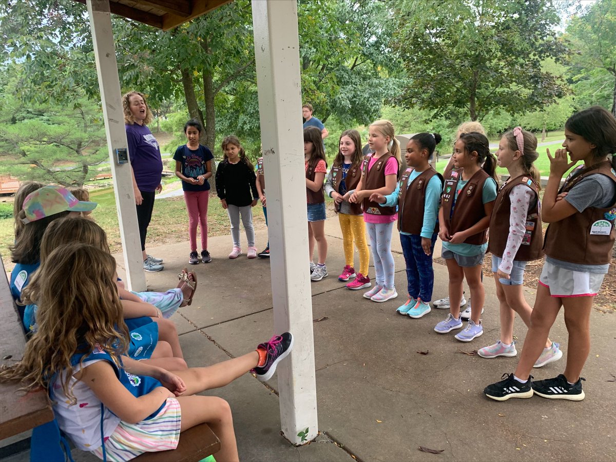 GirlScoutsEM's tweet photo. Last Thursday, Brownies from Troop 662 went to Daisy Troop 3949's meeting right before they bridged to become Brownies. They told the girls all the fun things they get to do as Brownies. They are all looking forward to a fun new year of Girl Scouting!
#GirlScouts #GSEM https://t.co/hOekUmLKnc