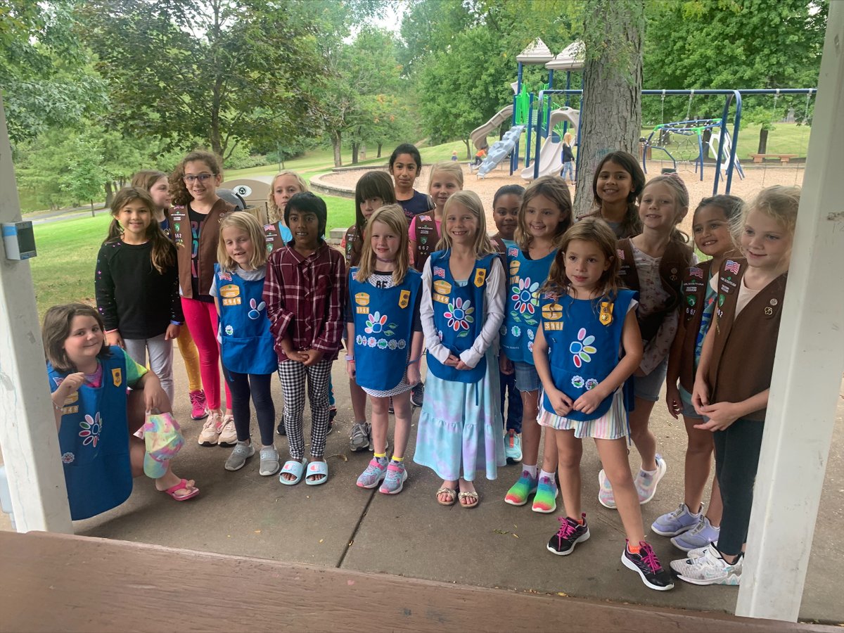 GirlScoutsEM's tweet photo. Last Thursday, Brownies from Troop 662 went to Daisy Troop 3949's meeting right before they bridged to become Brownies. They told the girls all the fun things they get to do as Brownies. They are all looking forward to a fun new year of Girl Scouting!
#GirlScouts #GSEM https://t.co/hOekUmLKnc