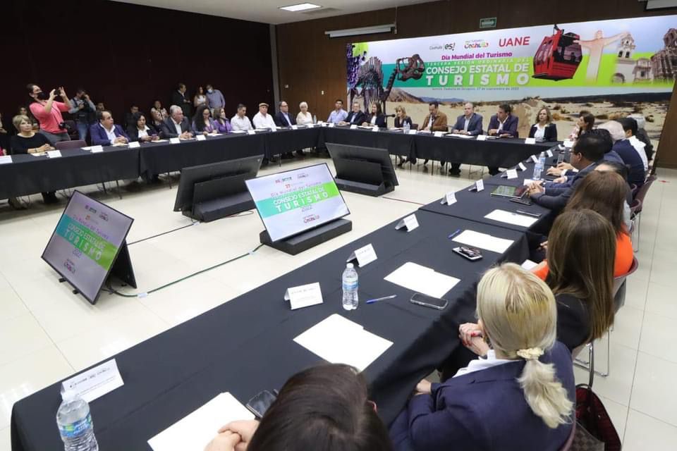 Excelentes reuniones en el congreso de Coahuila 

Primero en el Consejo Estatal de Turismo y después, sesión de la Comisión de Gobernación. 

Seguimos trabajando por el bien de #Torreon y de #Coahuila ✌🏼