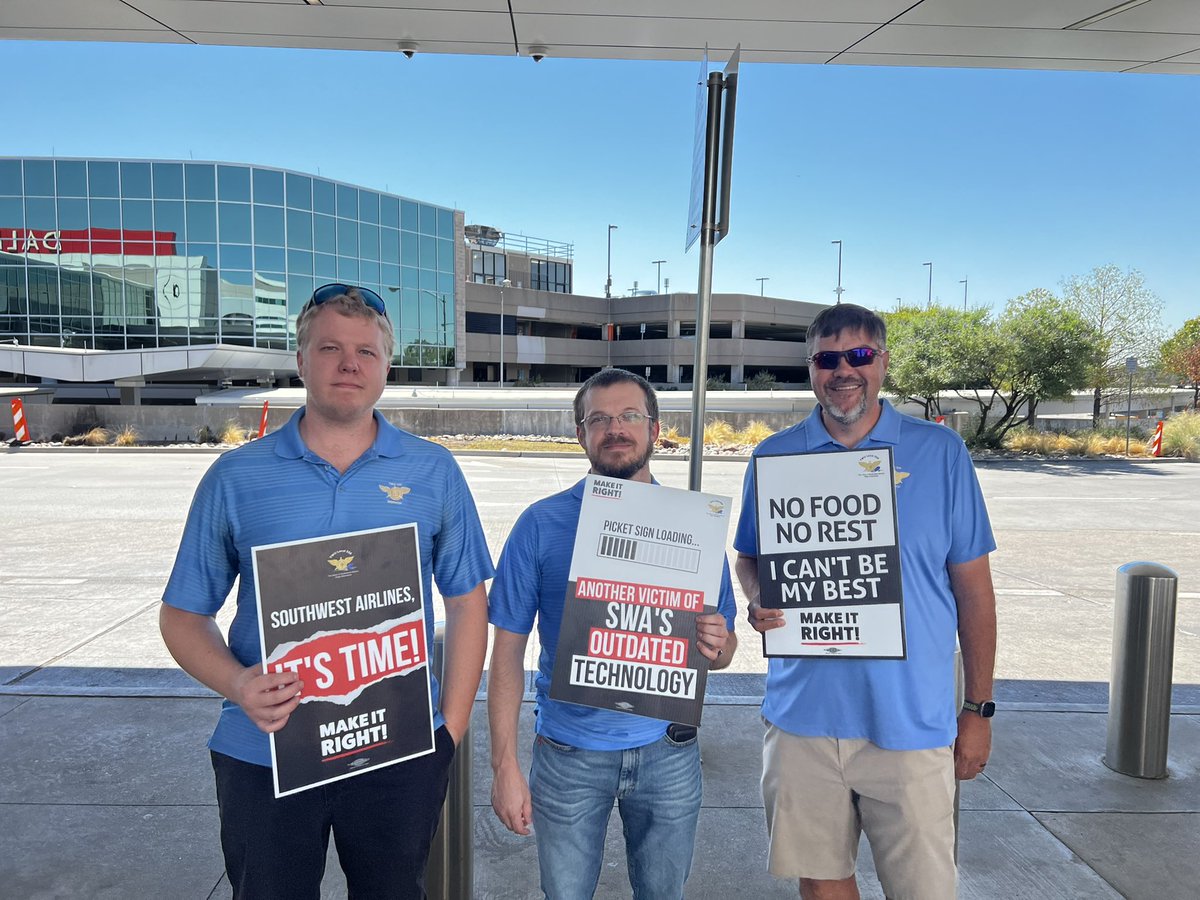 TWU550's tweet photo. SWA Flight Dispatchers support @TWU556 Flight Attendants! Very enthusiastic and well-organized informational picket at Love Field. https://t.co/jFM7H2RDag