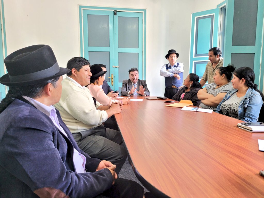 EducacionZ7_Ec's tweet photo. Consensos por la educación. El gobernador de Loja @FredyBravoB y coordinador zonal @camiloaep, juntos a sus equipos de trabajo, dialogan con los padres de familia de la Unidad Educativa Saraguro para buscar mejoras en la convivencia institucional.

#EncontrémonosPorLaEducación https://t.co/ZC5Mckfn93