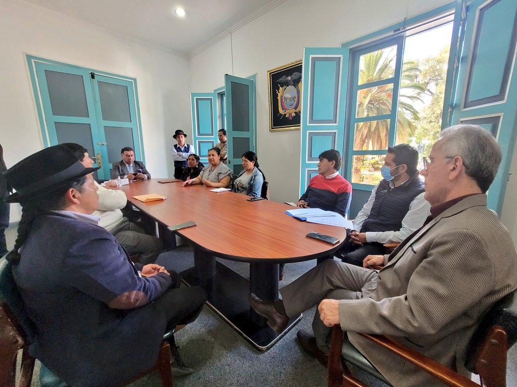 EducacionZ7_Ec's tweet photo. Consensos por la educación. El gobernador de Loja @FredyBravoB y coordinador zonal @camiloaep, juntos a sus equipos de trabajo, dialogan con los padres de familia de la Unidad Educativa Saraguro para buscar mejoras en la convivencia institucional.

#EncontrémonosPorLaEducación https://t.co/ZC5Mckfn93