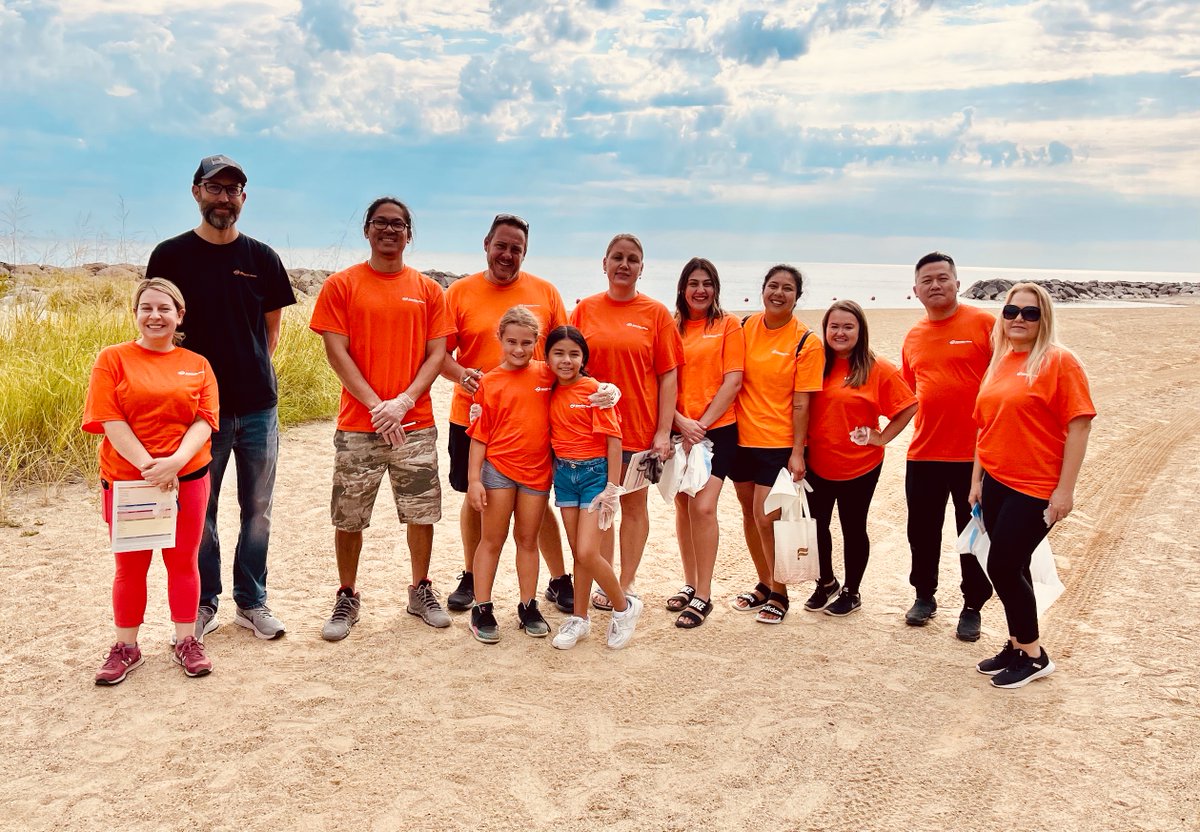 GWWorld's tweet photo. Employees and family members from Gebrüder Weiss Chicago gathered at Highland Park Rosewood Beach for the @A4GL annual #adoptabeach #cleanup event which coincides with the International #CoastalCleanup. Everyone was happy to help with creating #CleanShores!
#CleanWater #GWmoves https://t.co/3iRjxy4UAd
