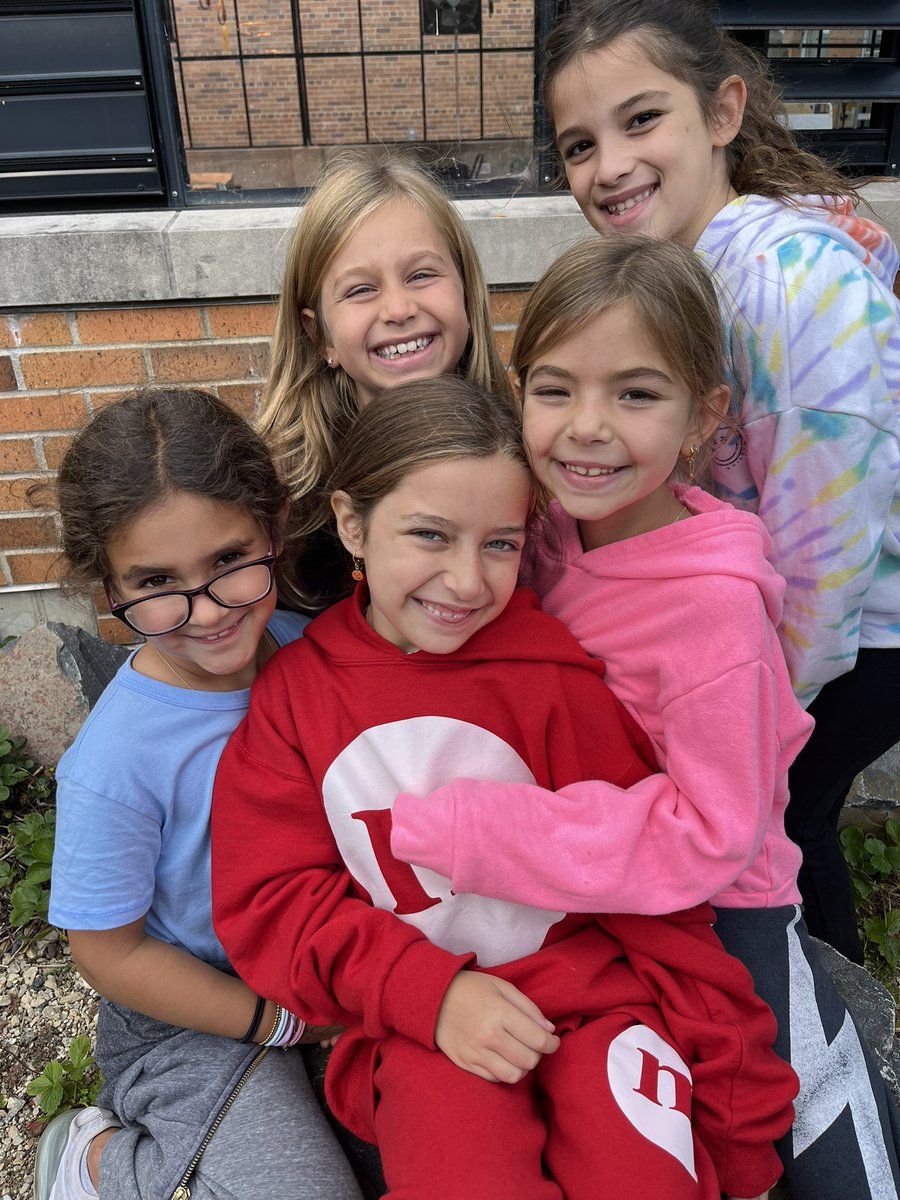 The garden is even more fun with friends from 2R! <a href="/IndianTrailScho/">Indian Trail School</a> #112Leads #ITTigers