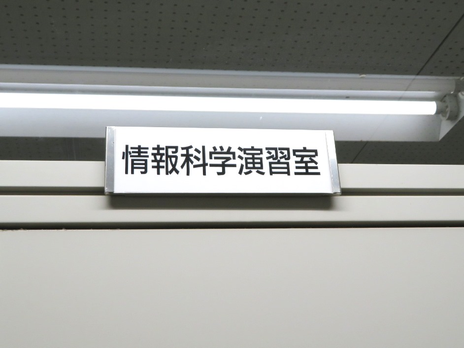 koutan_syougai's tweet photo. 9月28日(水)
今日は『パソコン記念日』(^^)/
1979年のこの日、日本電気(NEC)がパーソナルコンピュータPC-8000シリーズを発売し、パソコンブームの火付け役となりました。
写真は、#新潟工業短期大学 の情報科学演習室
#9月28日 #パソコン記念日 #今日は何の日 #NEC #パソコン #PC8000 https://t.co/nZ2ByKEnjd