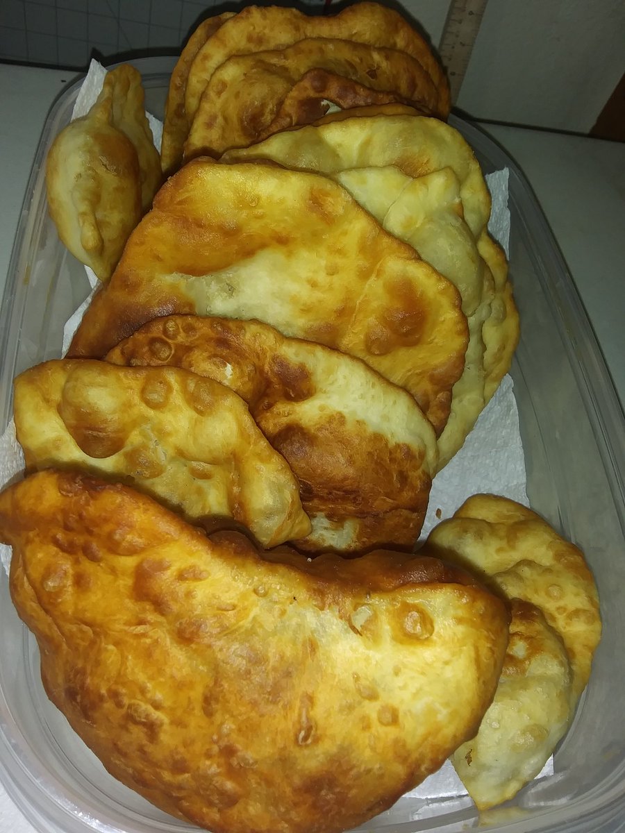 schoenhol's tweet photo. I love to cook too . Sopipillas
With beans cheese and Red Chile for dinner 
#NewMexicoCooking 
#jenjenburque https://t.co/8z0vzn4Bzh