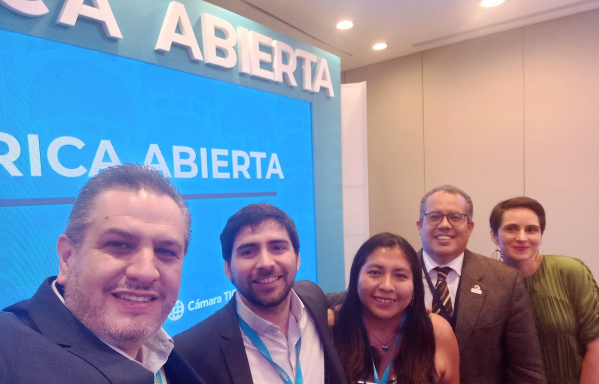 lgparranoriega's tweet photo. Participé en el Conversatorio #AméricaAbierta sobre "Derechos en la Era Digital", hablamos sobre la experiencia en México de la #Privacidad y los riesgos que las nuevas tecnologías tienen hacia los derechos humanos, moderó @comluac, con @ReysonLizardo, @leoberniga y @luanjanel. https://t.co/iMjvDUelmZ