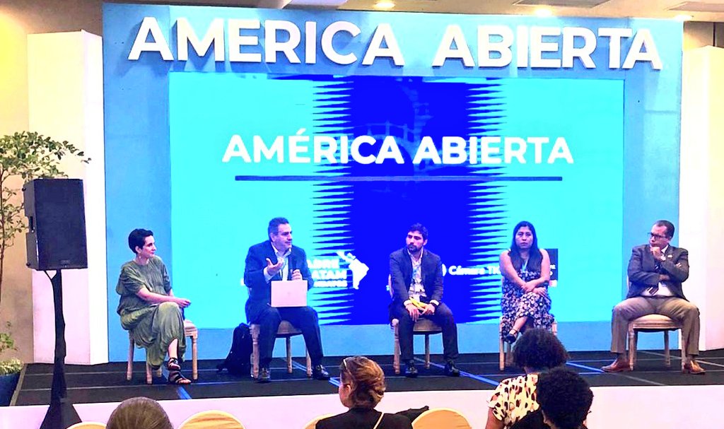 lgparranoriega's tweet photo. Participé en el Conversatorio #AméricaAbierta sobre "Derechos en la Era Digital", hablamos sobre la experiencia en México de la #Privacidad y los riesgos que las nuevas tecnologías tienen hacia los derechos humanos, moderó @comluac, con @ReysonLizardo, @leoberniga y @luanjanel. https://t.co/iMjvDUelmZ