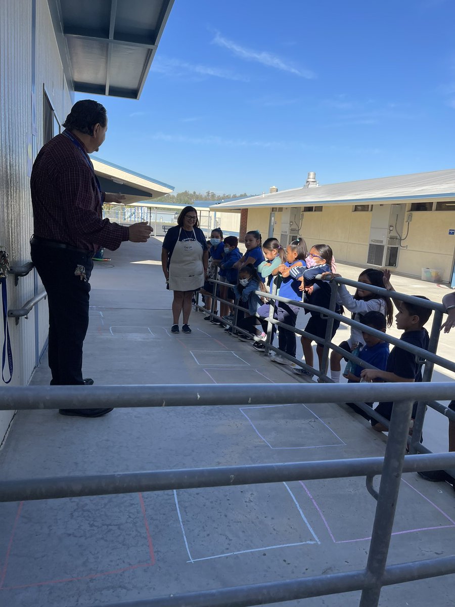 missjblank's tweet photo. 2nd gr Ss had a great time learning to code unplugged with @momgonzales 🐸 🔑⬆️➡️⬇️⬅️ Thanks for the help, Dr. Herrera and @_JulieMitchell_ ! 😀 @RowlandSchools @villacortarusd #WeAreRUSD https://t.co/t3UZrAdL5J