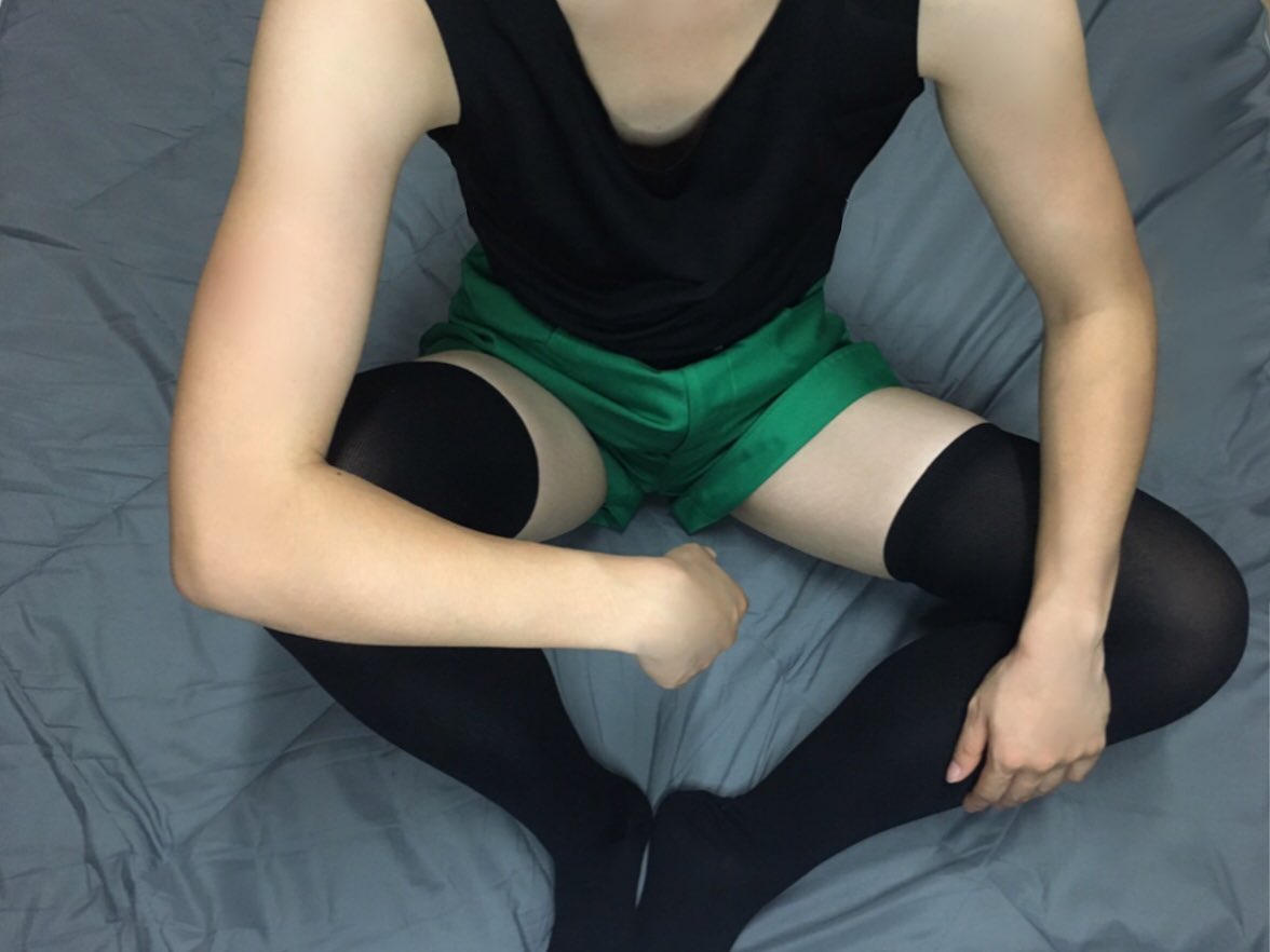 apple_punch405's tweet photo. Just a casually sitting uke Gon in thigh highs~ 💚
#HunterxHunter #HxH #gon #gonfreecss #ukeGon #cosplay https://t.co/e6xpsuER00