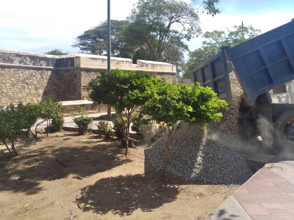 pedrolopezcast's tweet photo. En el marco de las alianzas que nuestro Alcalde Morel David tiene con la empresa privada agradecemos a *Cantera Los Robles* por la donación de piedra picada N 1 para el frente y jardineras del Castillo San Carlos de Borromeo.
 #HacemosAlgoNuevoTodosLosDias #ManeiroMunicipioEjempl https://t.co/JcKO8iYn4i