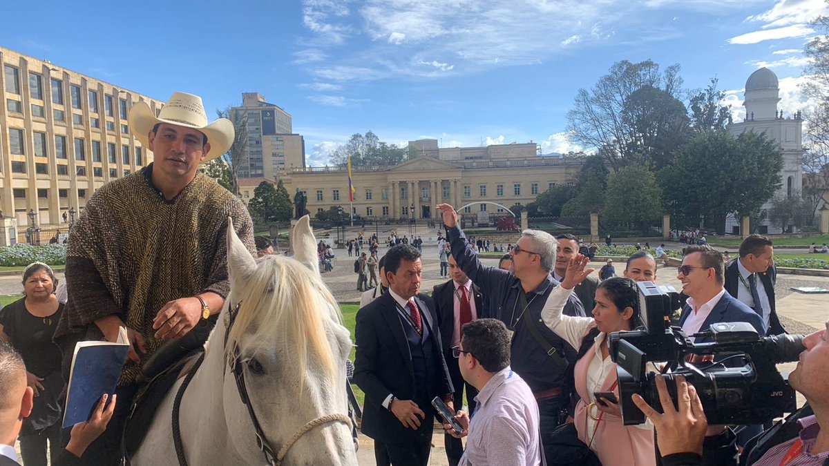 NicolasGarciaUr's tweet photo. ¡El senador @JAlirioBarreraR es un hit y 'Pasaporte' es hermoso!😍

¡Que viva el campo y que viva la región llanera!🇨🇴🐎 https://t.co/lXTUgc2G3z