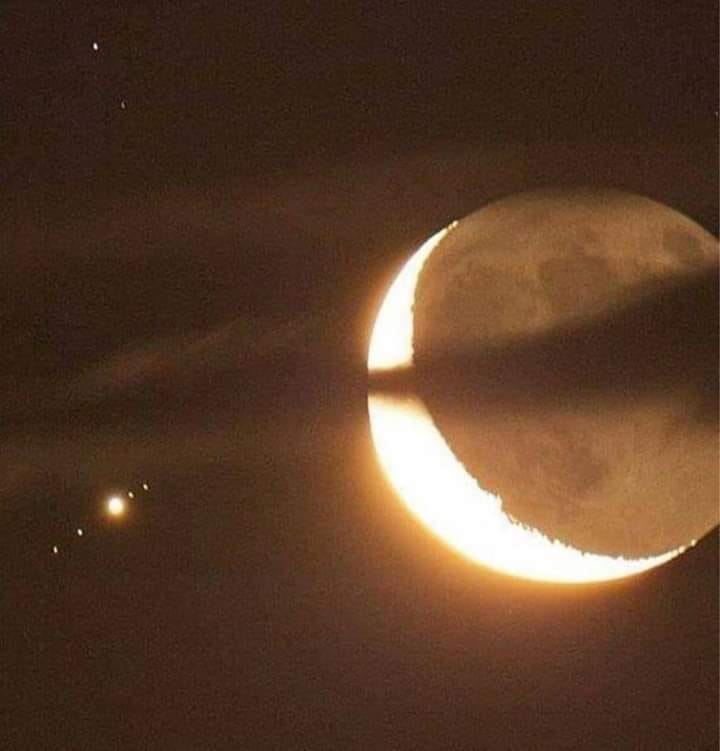 EnsedeCiencia's tweet photo. La luna menguante y Júpiter con sus 4 satélites principales: Calisto, Ganímedes, Io y Europa.

📸: Juerg Alean. https://t.co/8W3tAkDwYg