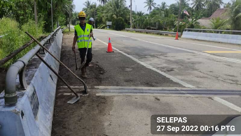 RcBentong's tweet photo. #teamroadcare kerja bersih #jambatan #RO5 di FT09 - MANCHIS - KARAK
@MOWorks @JKRMalaysia @ZTTCSFJ @JKRPAHANG @JKRBentong @Roadcare_HQ @Roadcare_Phg @PetraJayaMP @IrZulkefly https://t.co/ipaHjdMudS