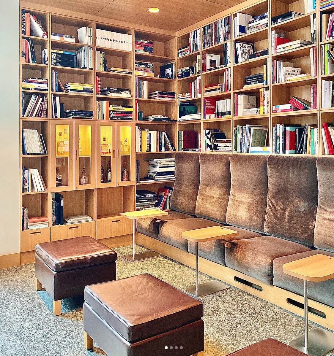 Literaturtipps's tweet photo. Die schönsten Lese-Hotels ...
Die intime Lounge-#Bibliothek mit Kamin, warmen Echtholzmöbeln, der perfekte Espresso (oder der wohlige Bourbon) und die entspannte Zugewandtheit des Teams machen das #TheOmnia in #Zermatt zu einem besonderen Lese-Ort.
@Design_Hotels @valaiswallis https://t.co/yuEEj2h98j