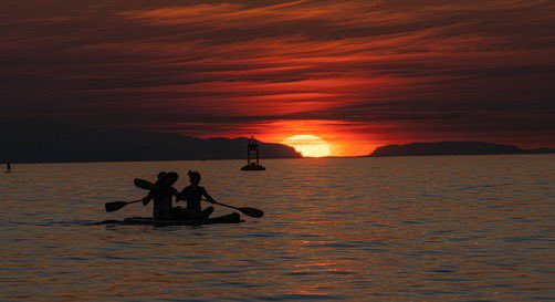 RentUnique's tweet photo. This time of year #Ambleside Park in #WestVan has the best sunsets. One of our staff photographers got some great images of it yesterday. Sun now goes down around 7pm. https://t.co/er6yR3Nr1e