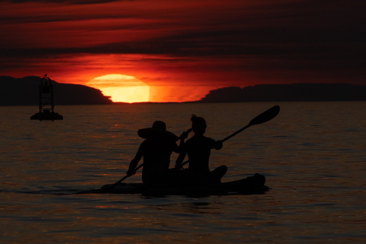 RentUnique's tweet photo. This time of year #Ambleside Park in #WestVan has the best sunsets. One of our staff photographers got some great images of it yesterday. Sun now goes down around 7pm. https://t.co/er6yR3Nr1e