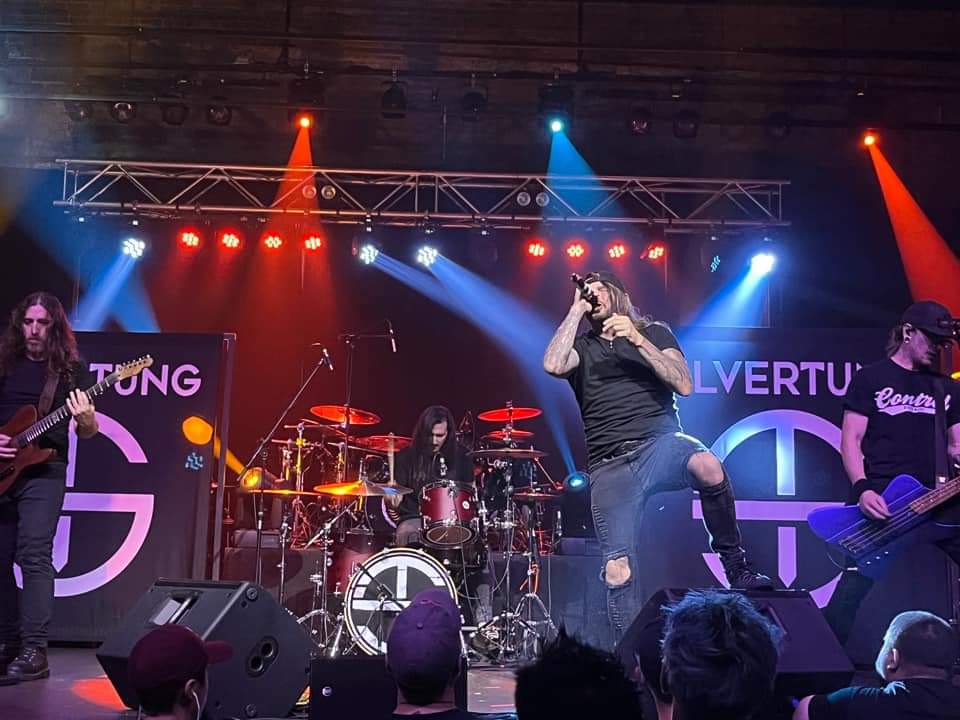 Silvertung1's tweet photo. Question TungNation

Which do you prefer, live shows at a venue with friends or an online performance and have friend at your house?  
.
#questionoftheday #liveperformance #onlineperformance #TungNation https://t.co/RMlP1wb9uO