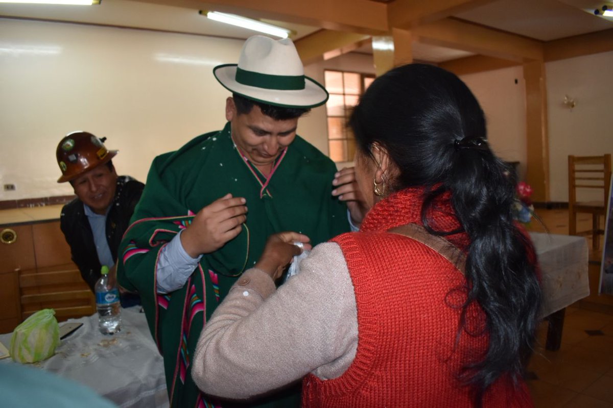 vrhr_bolivia's tweet photo. ENCUENTRO CON AUTORIDADES DE POOPÓ Y PAZÑA
El viceministro Eduardo Toromayo Terán, recibió 5 proyectos de Riego; "Estamos contentos del recibimiento de nuestros hermanos”. Expreso el viceministro.
#MMAYA
#ViceministerioDeRecursosHidricosYRiego
#EstamosSaliendoAdelante https://t.co/2VfCFUBAFA