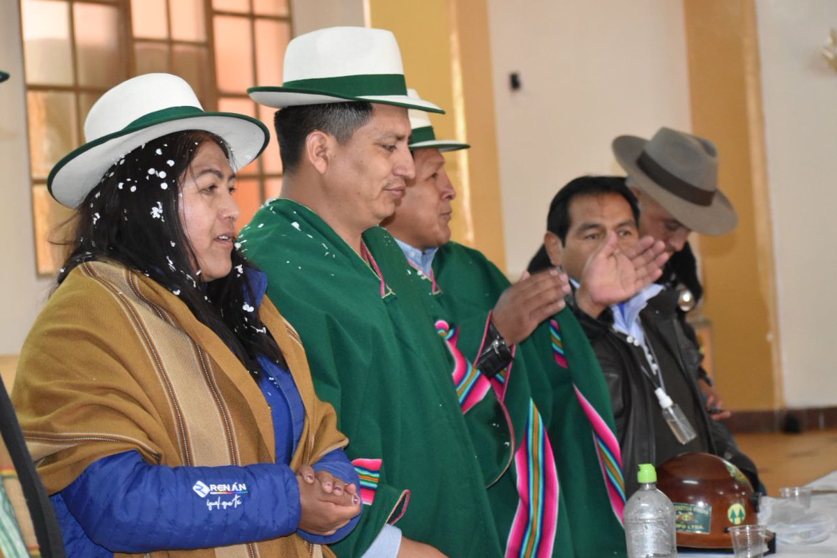 vrhr_bolivia's tweet photo. ENCUENTRO CON AUTORIDADES DE POOPÓ Y PAZÑA
El viceministro Eduardo Toromayo Terán, recibió 5 proyectos de Riego; "Estamos contentos del recibimiento de nuestros hermanos”. Expreso el viceministro.
#MMAYA
#ViceministerioDeRecursosHidricosYRiego
#EstamosSaliendoAdelante https://t.co/2VfCFUBAFA
