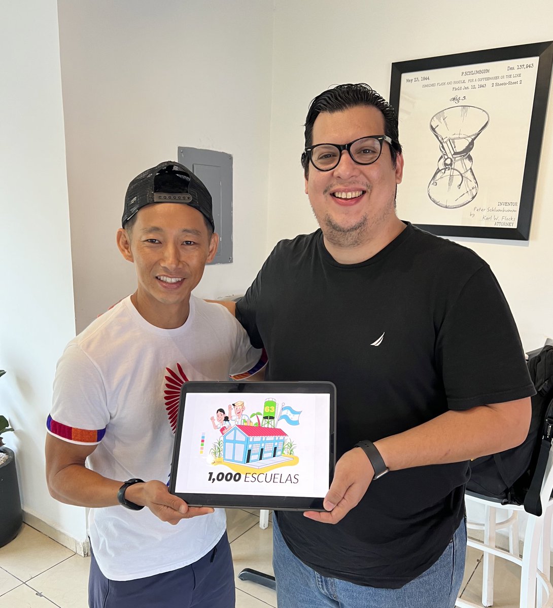 GarabatoStudios's tweet photo. Un gran placer conocer y realizar una colaboración con @shinfujiyama su trabajo a favor de la educación en Honduras es digno de toda nuestra admiración. #1000Escuelas https://t.co/MAninJgVkA