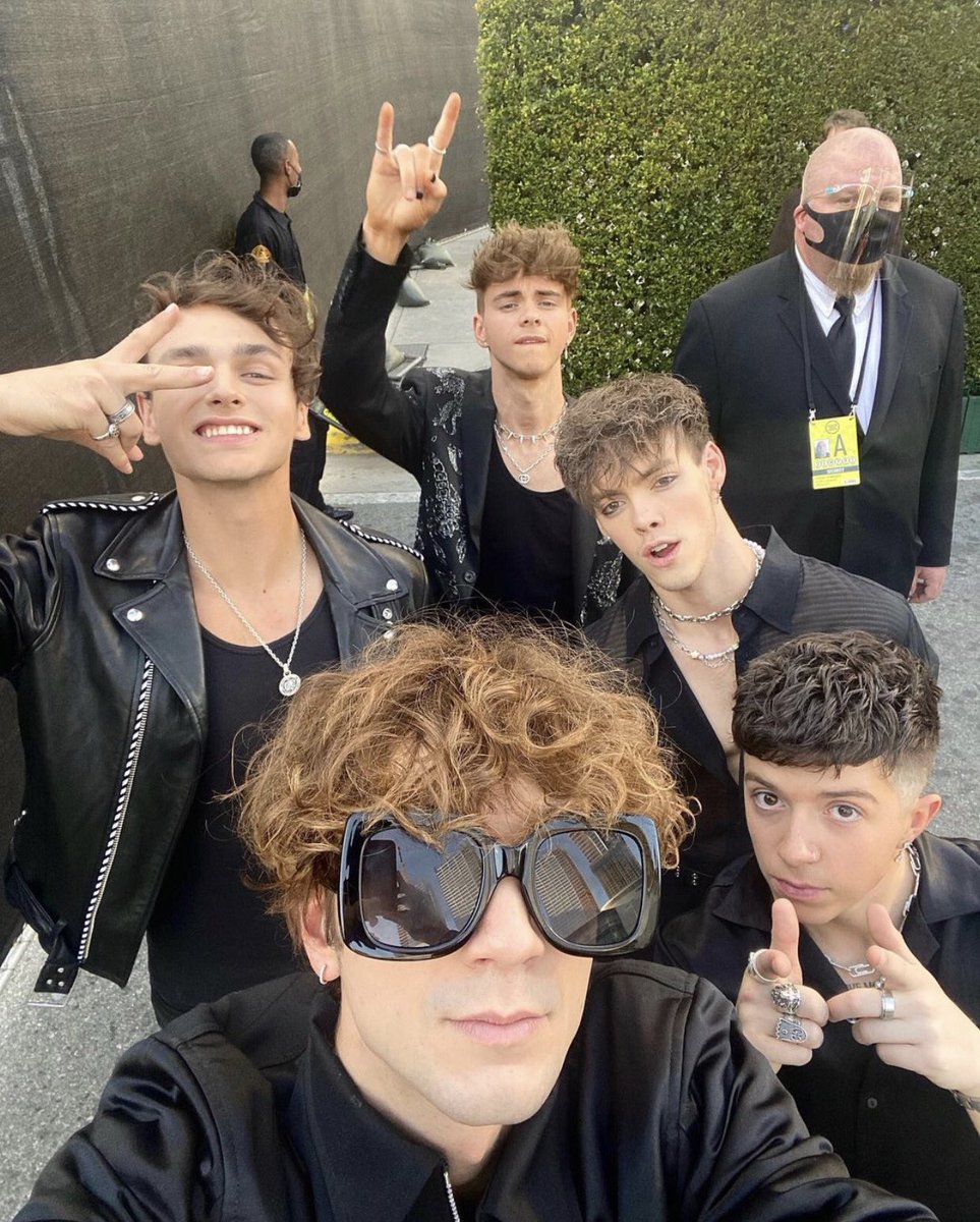 archbesson's tweet image. happy 6 years of why don’t we 🖤