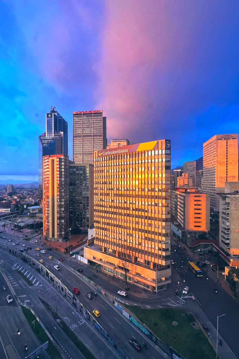 LopezRedyAdolfo's tweet photo. Maravillosos #AtardeceresDNP los que nos ofrece el “cielo” bogotano y el reflejo de las ventanas 🪟 . Un buen día no puede terminar de otra forma. (Martes 5:45pm) https://t.co/6ntleVlnLV