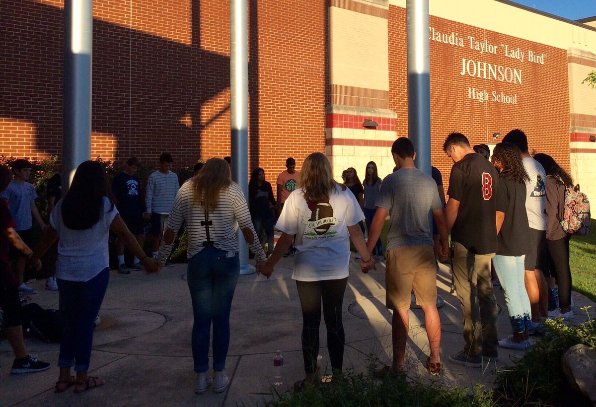 Jags4Jesus_'s tweet photo. Don’t forget meet at the flagpole tomorrow 8am #Jags4Jesus #SeeYouAtThePole #GlobalDayStudentPrayer #SYATP22 https://t.co/qK68NWFtmG