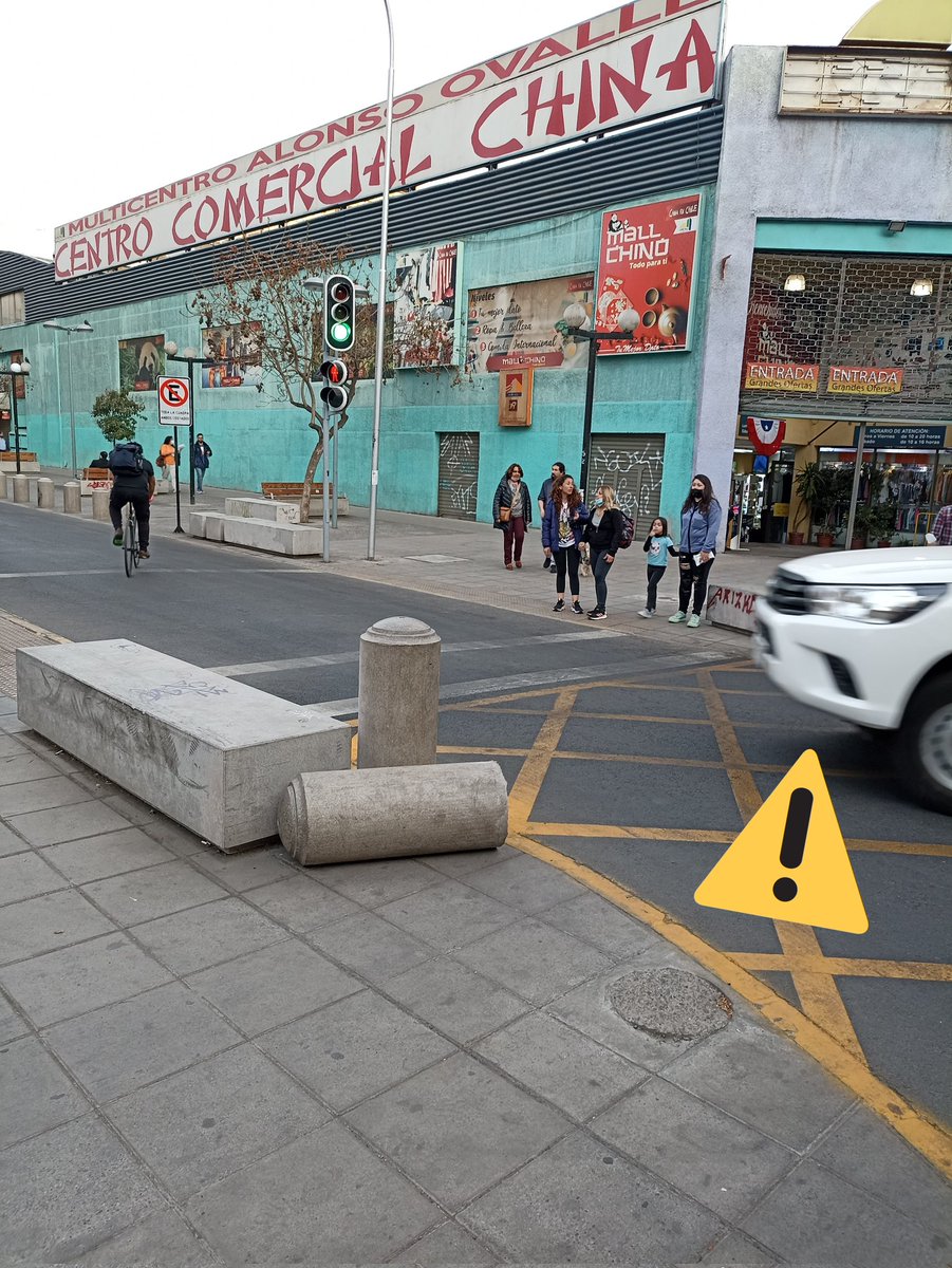 arriagadaPAD's tweet photo. Holi @Muni_Stgo, junto al paso peatonal de Alonso de Ovalle con San Diego hay un bolardo arrancado desde su base. Para impedir la invasión motorizada de veredas, proteger y promover la peatonalidad, es clave reparar estos daños con prontitud. Cuidado con "la ventana rota"☝🏽🤓. https://t.co/orXsdwZIPr