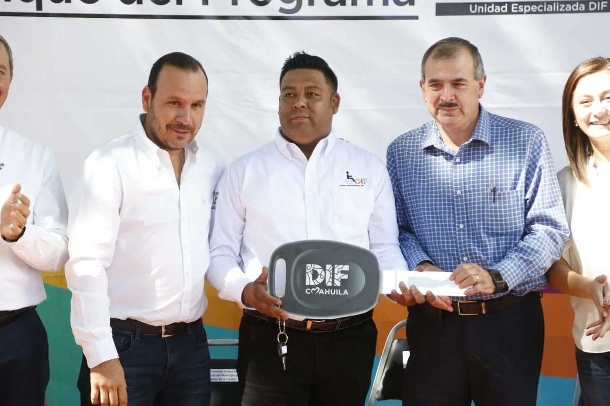GobDeCoahuila's tweet photo. Con la #entrega de dos unidades, arrancó en #Parras de la Fuente el programa #UNEDIF, que brindará el servicio de traslado a personas con discapacidad motriz en esa localidad. https://t.co/LQNoa0YPAC