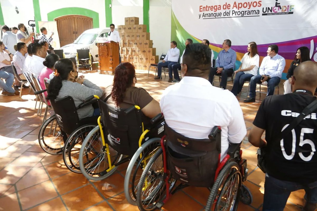 GobDeCoahuila's tweet photo. Con la #entrega de dos unidades, arrancó en #Parras de la Fuente el programa #UNEDIF, que brindará el servicio de traslado a personas con discapacidad motriz en esa localidad. https://t.co/LQNoa0YPAC