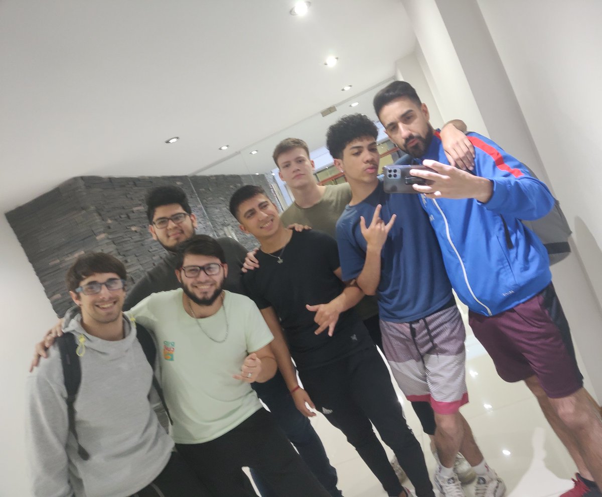 Ayer se cumplió un año de que 404 salió Campeón de Latinoamérica👑

También fue el primer día de bootcamp con nuestros nuevos representantes y el mismo objetivo🏆