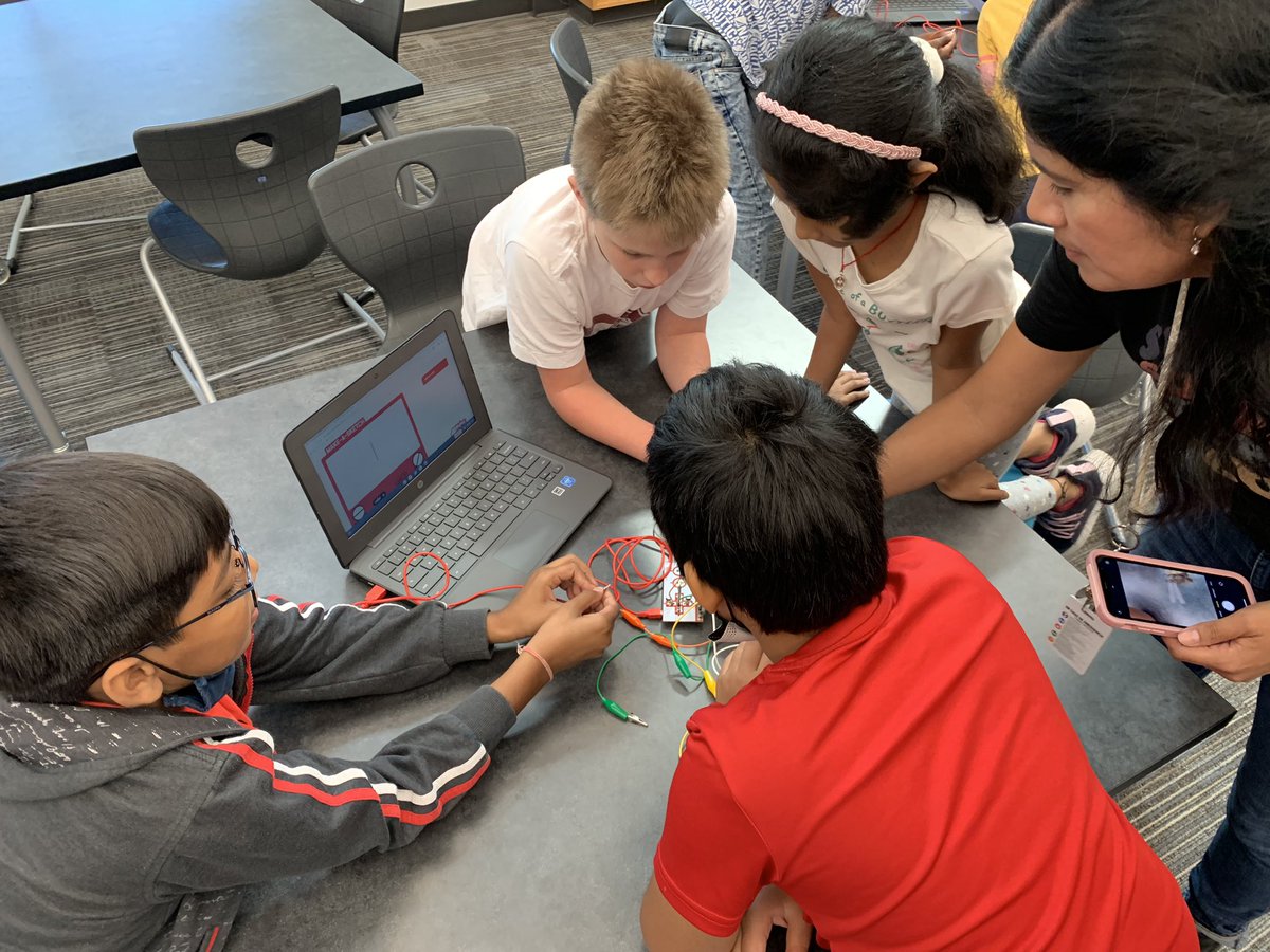 EmilyLosos's tweet photo. My class got to use their knowledge of circuits to create picture on a digital Etch a Sketch. Shout out to @Techy_EDU and @fitts_anna for an amazing lesson! #fisd #madetoshine @RiddleElem https://t.co/GlhJF1ssiR