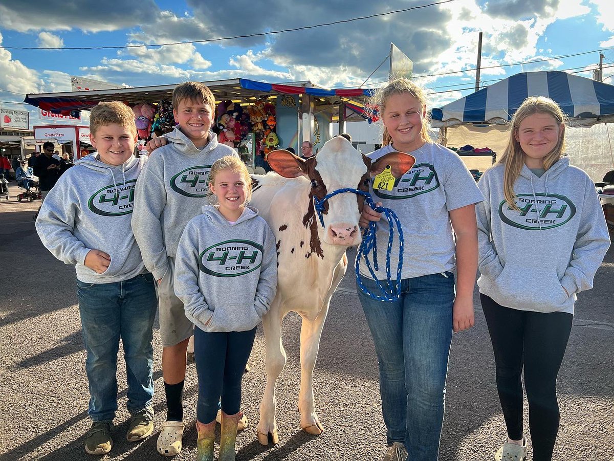 C_Joyce3183's tweet photo. Happy #bloomsburgfair day from Gus the #bull, Eggo the #cow, and Lynn the #percheron. A loooong day capped off by a nice #sunset at the largest fair in #pennsylvania! #bloomsburg #papride #tvproduction #tvfun https://t.co/AwXhz6ZCaI