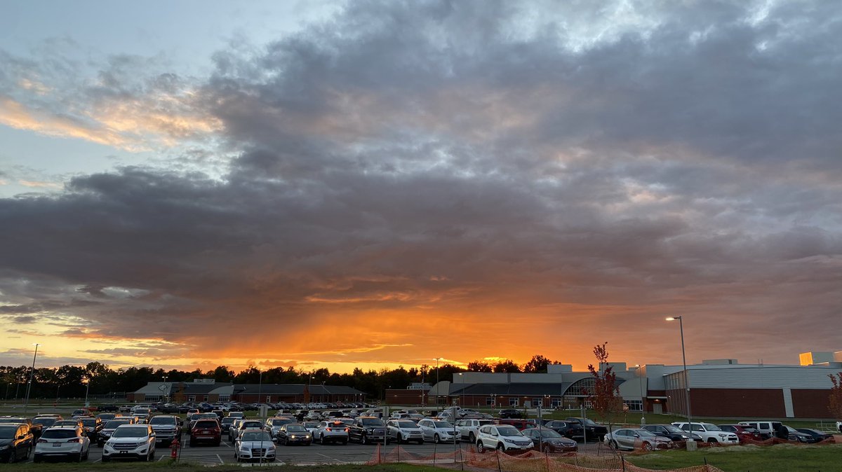 Travis_James82's tweet photo. Beautiful skies of Big Walnut High of Boys Soccer Senior Night. @BigWalnutEagles #sunbury #sunset https://t.co/kMOF7CCSjg