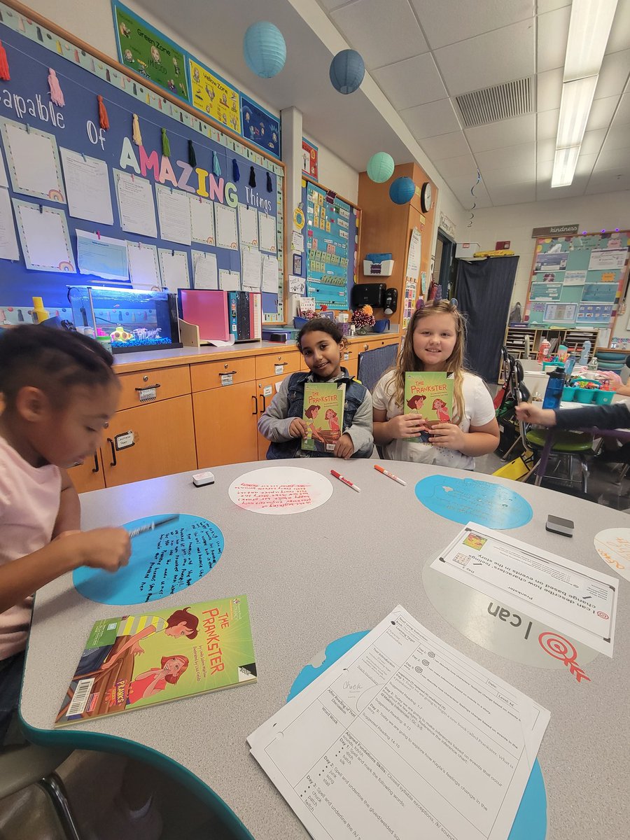 marcydeschaine's tweet photo. Small group reading instruction. Writing to explain how the characters changed!#proudstudents #attheview https://t.co/4EPjXDYbTm