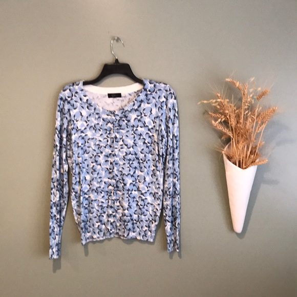 angieschicshop's tweet photo. So good I had to share! Check out all the items I'm loving on @Poshmarkapp #poshmark #fashion #style #shopmycloset #grace #5thocean #jazminebeauty: https://t.co/ih4RSTP1tK https://t.co/nVMchwP5Ov