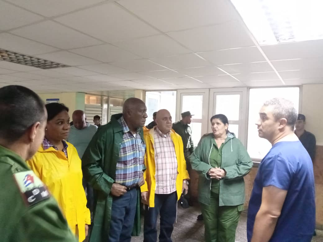 DrRobertoMOjeda's tweet photo. Visitamos el hospital Comandante Pinares y un centro de evacuación en #SanCristobal, puntualizanmos las acciones a realizar en la etapa recuperativa y el papel de vanguardia de las organizaciones de masas y los jóvenes. #Cuba #FuerzaCuba @DiazCanelB https://t.co/eJlCTBPFYg