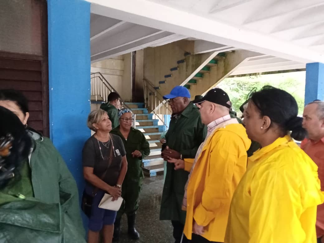 DrRobertoMOjeda's tweet photo. Visitamos el hospital Comandante Pinares y un centro de evacuación en #SanCristobal, puntualizanmos las acciones a realizar en la etapa recuperativa y el papel de vanguardia de las organizaciones de masas y los jóvenes. #Cuba #FuerzaCuba @DiazCanelB https://t.co/eJlCTBPFYg