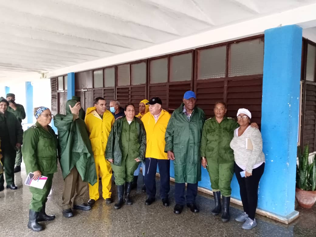 DrRobertoMOjeda's tweet photo. Visitamos el hospital Comandante Pinares y un centro de evacuación en #SanCristobal, puntualizanmos las acciones a realizar en la etapa recuperativa y el papel de vanguardia de las organizaciones de masas y los jóvenes. #Cuba #FuerzaCuba @DiazCanelB https://t.co/eJlCTBPFYg