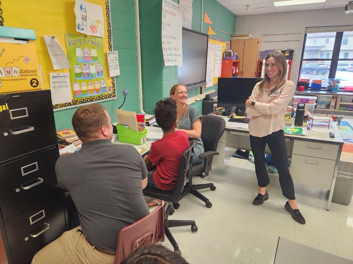 buzzwithmsbee's tweet photo. Day 1 of partnering with the most amazing trainer @LeahSteiner28! We are going to have such a fun year digging into reading conferences! Our Ts loved seeing @JSerravallo’s work in action and then trying an assessment conference on their own! 😃 #AtTheRox https://t.co/2lqvIKEqDN