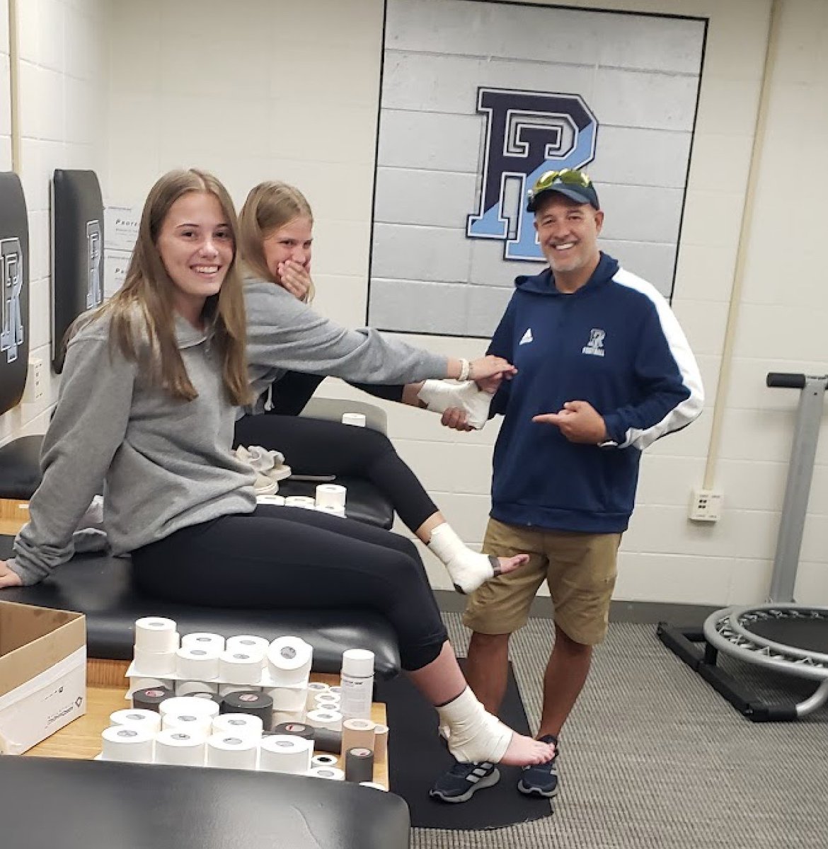 CHS_SptMed02816's tweet photo. Huge thank you to the URI Athletic Training Staff: Andy, Jake, and @TheKHolland13 for hosting our sports medicine class @CoventryOakers @coventrycareer for a fantastic field trip today!! @thorrbjorn @MarcParlange @universityofri @UriFootball @TReiss32 @CoachFlem https://t.co/c5Rzmwqmn0