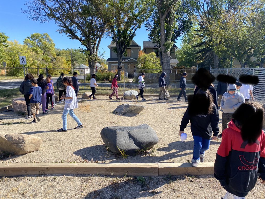 missnreevesroom's tweet photo. This morning we had the opportunity to visit our grandfather rocks for the first time. Some of our class had been there before but many learned about it for the first time today! #learningontheland @Albert_School https://t.co/HZOFcvQ5Ce