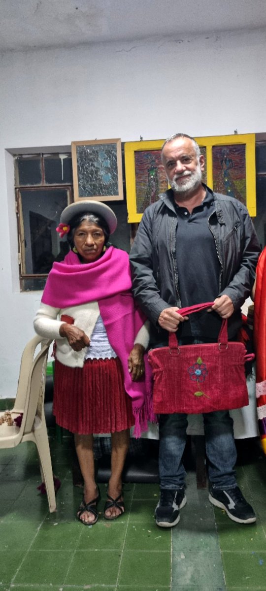 Marce_Solis's tweet photo. Estaré durante un mes en #Bolivia Tarija trabajando en cooperación internacional como experto voluntario en gestión cultural con @FELCODE en el fortalecimiento de una red de centros culturales. Ella es Rosita, artesana y diseñadora de #modaindigena,tras su desfile. Un encanto. https://t.co/6vD2JHCmEG